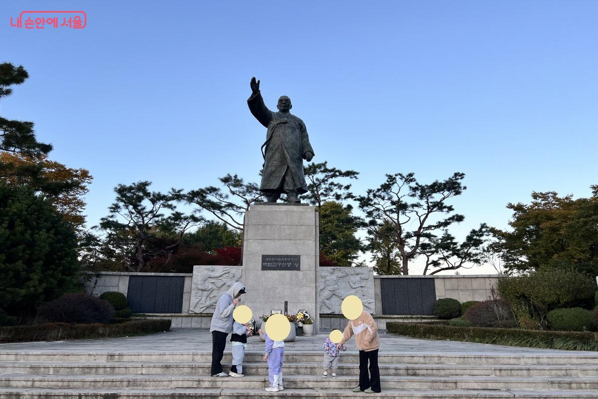 백범 광장의 상징물, 백범 김구 동상 ©박지영