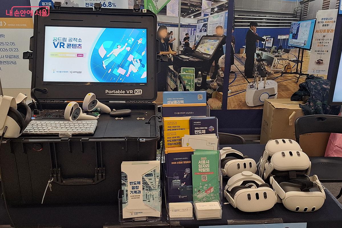 반도체공정과는 VR 공정 체험으로 주목을 받았다. &copy;백승훈