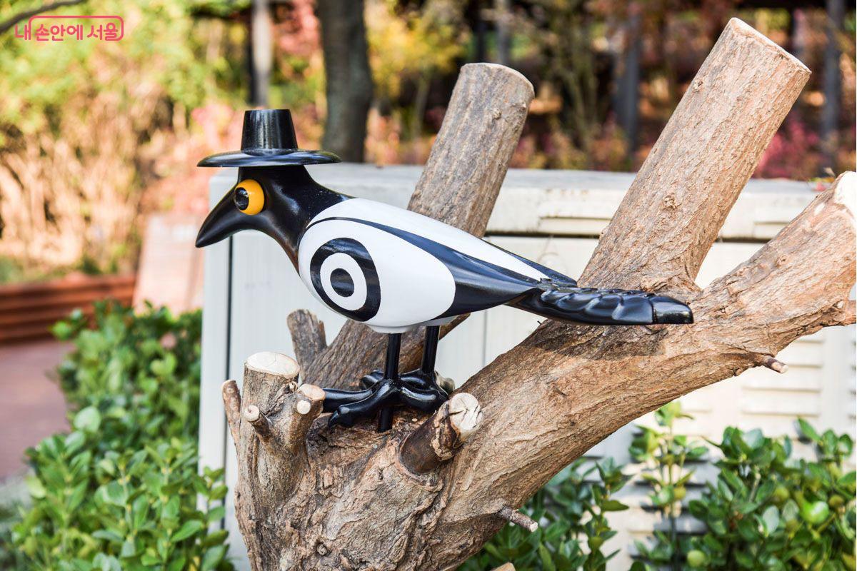 남산 하늘숲길의 입구에서 만나는 까치 조형물 &copy;최기곤