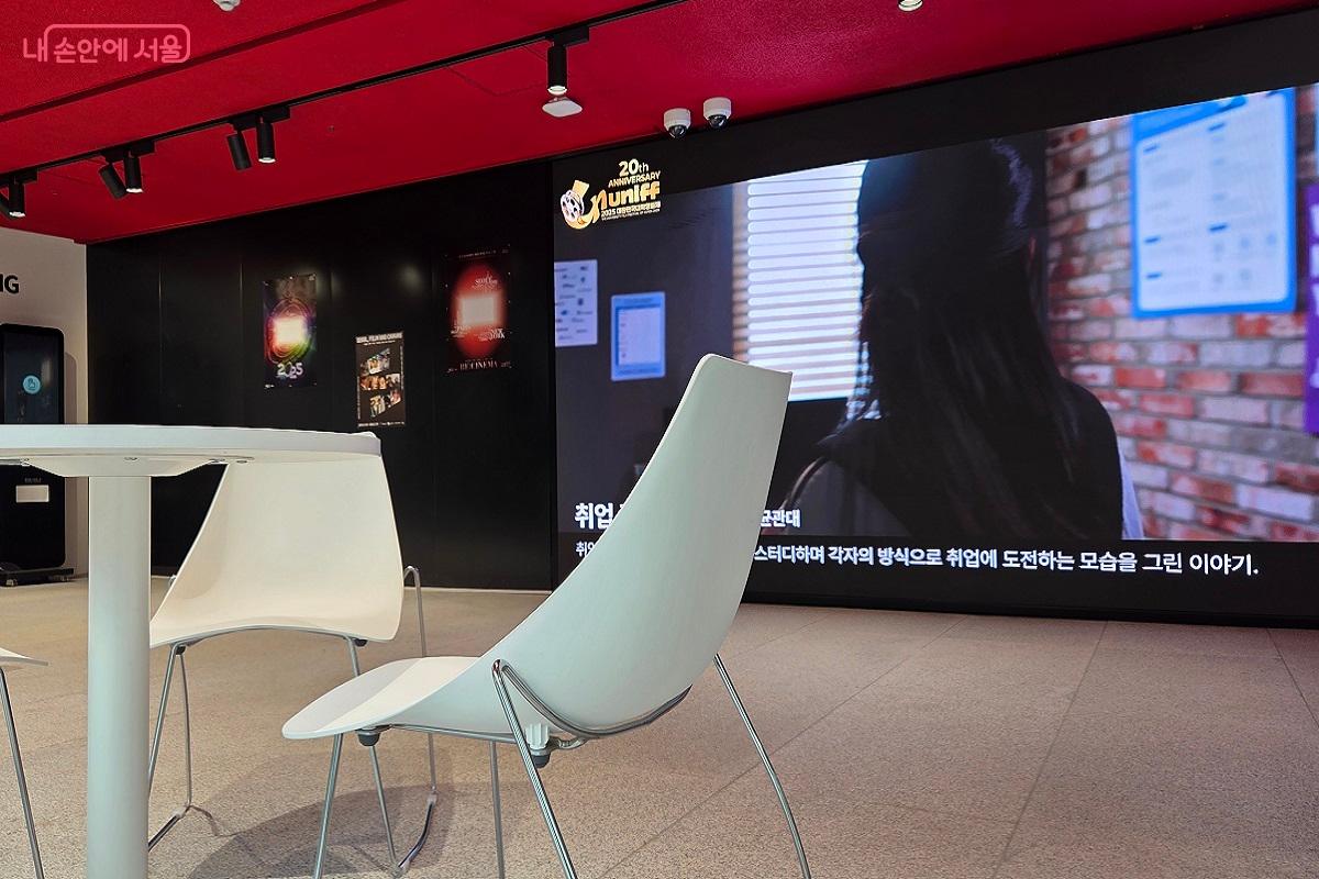 상영장 외부에 마련된 휴게실에서 관객들이 대화를 나눌 수 있다. ©이상돈