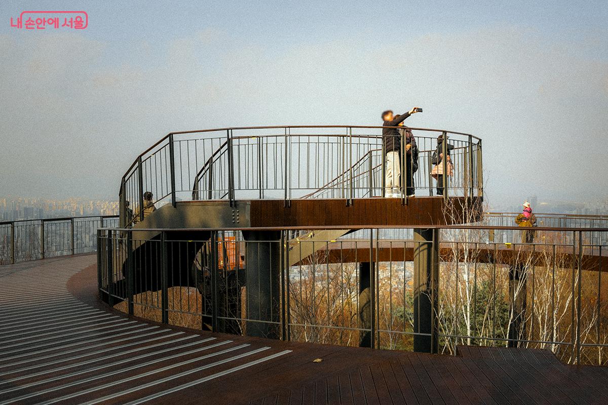 전망대의 가장 높은 곳에 올라 풍경을 사진으로 담아보는 시민들 ©김아름