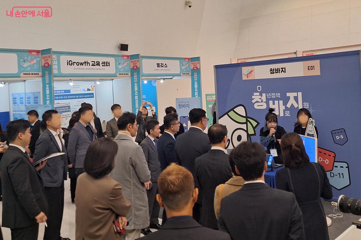 청년 정책을 구직자들이 직접 만들어서 발표하는 '청바지' 부스는 젊은 꿈과 도전이 정책과 만나 더욱 단단해지는 모습을 보여준다. ©이혜숙