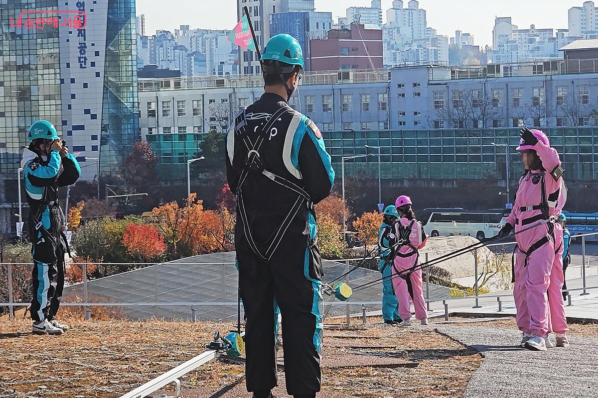 투어 참가자들이 기념사진을 찍고 있다. ©오도연