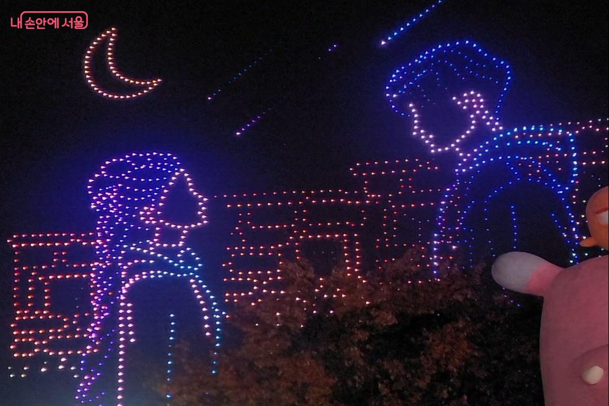 진우와 루미가 서울 야경을 배경으로 만나는 장면을 담은 모습이다.ⓒ이동영