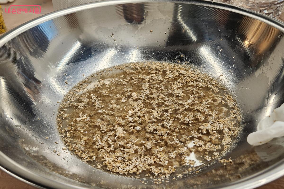 &lsquo;처음 만드는 나만의 술 빚기&rsquo; 프로그램을 시작하면서 먼저 누룩을 물에 불렸다. &copy;윤혜숙