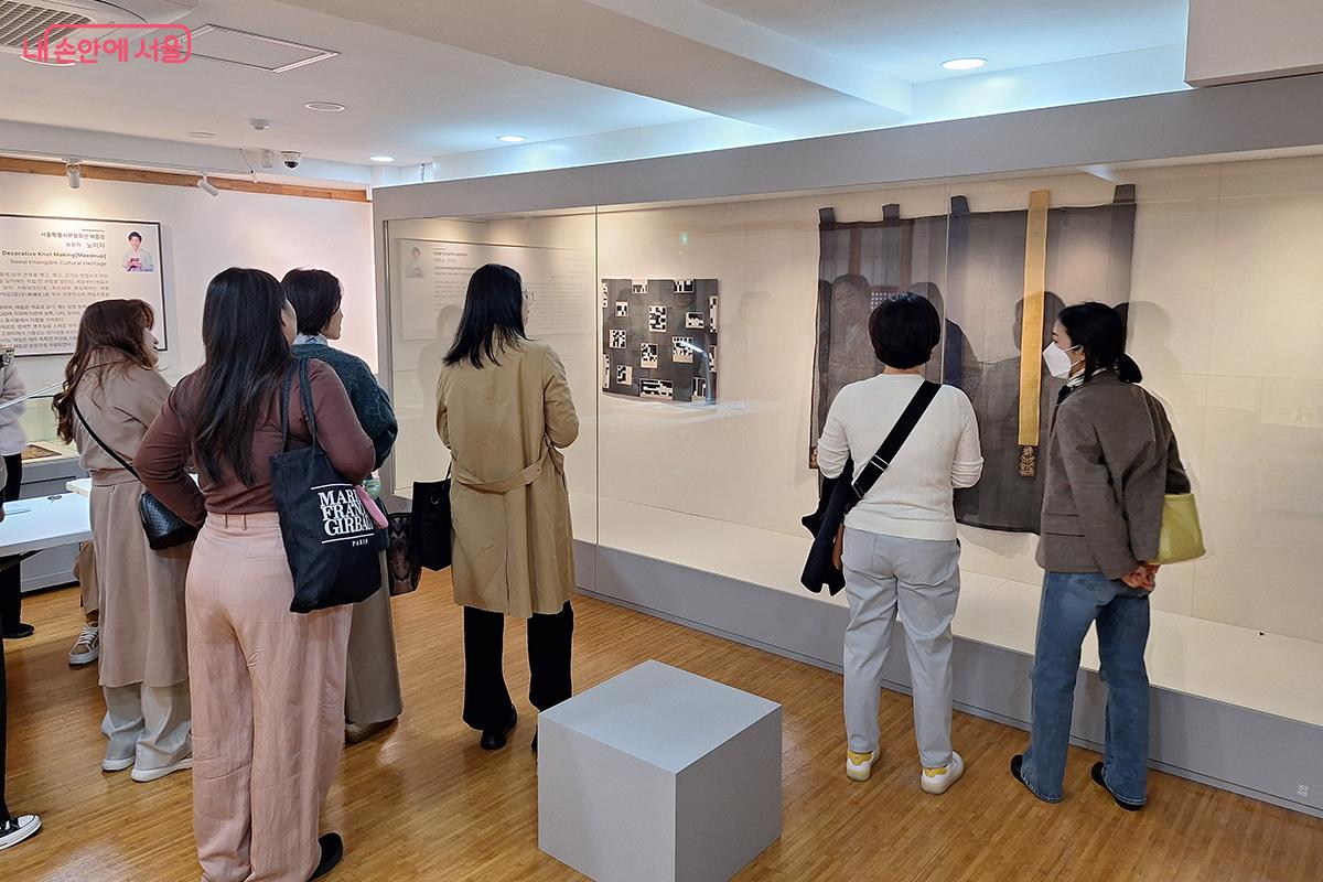 이날 시연에는 자수장 동호회 시민들이 참석해 작품도 관람하고 장인의 자수 시연도 감상했다.