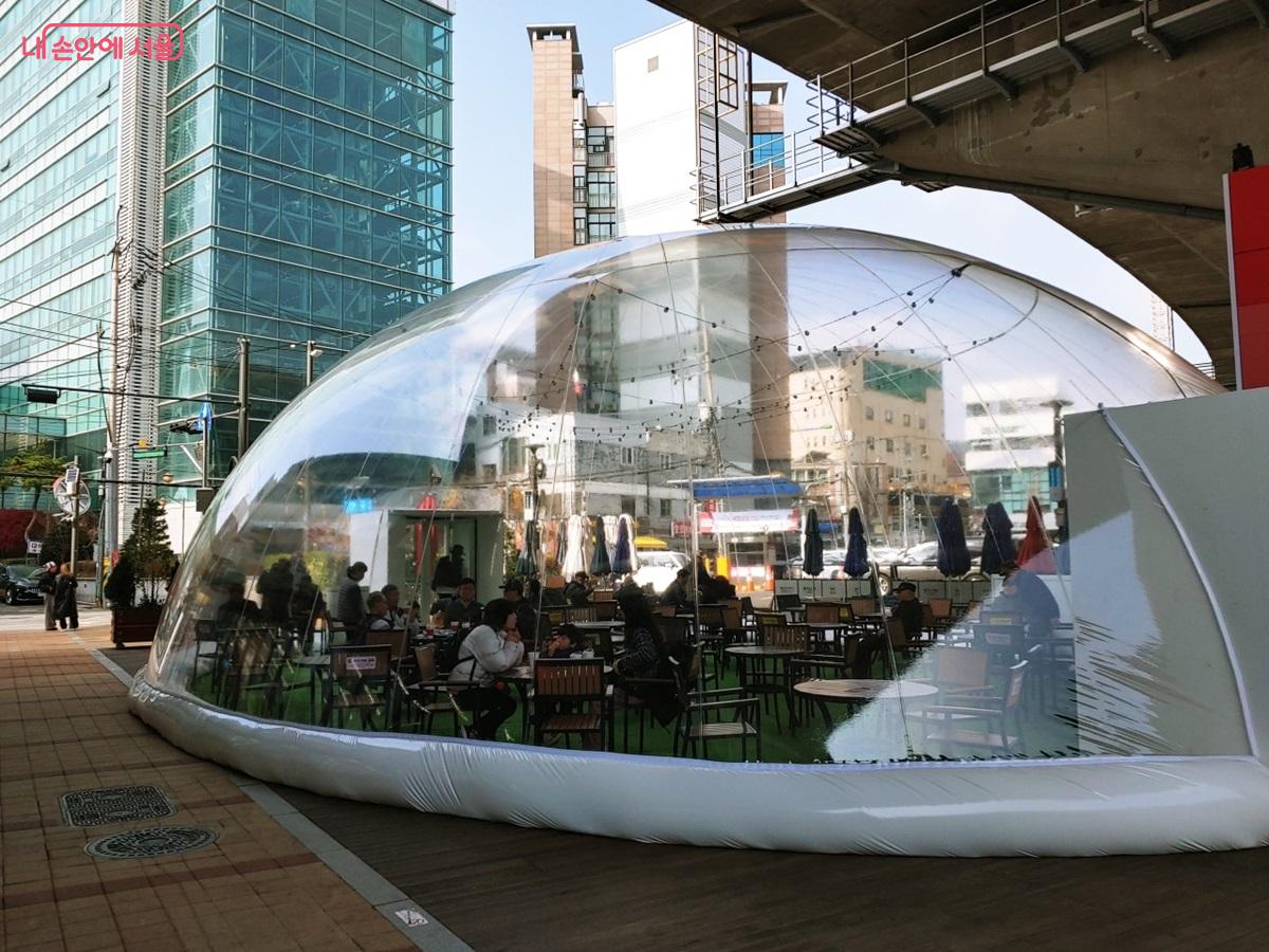 홍제폭포 야외 공간도 동절기 채비가 완료되었다. &copy;엄윤주