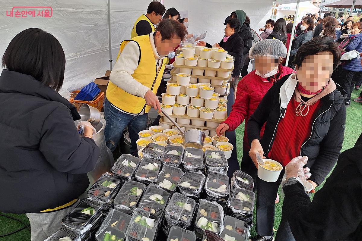 이날 점심으로 마련된 새참은 행사에서 만든 김치는 물론 잔치국수, 수육 등이 제공되었다. &copy;정향선