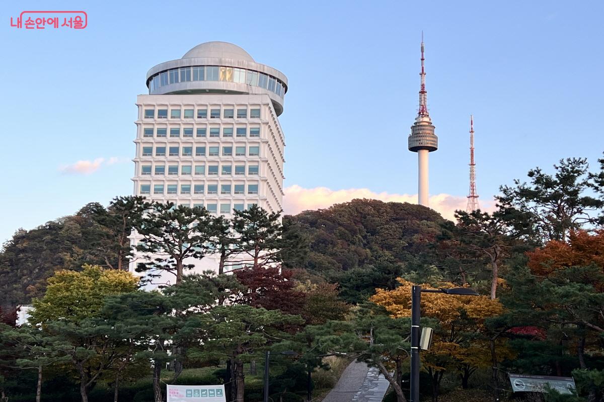 남산공원 백범광장은 도심과 남산공원을 가장 가깝게 잇는 장소다. ©박지영