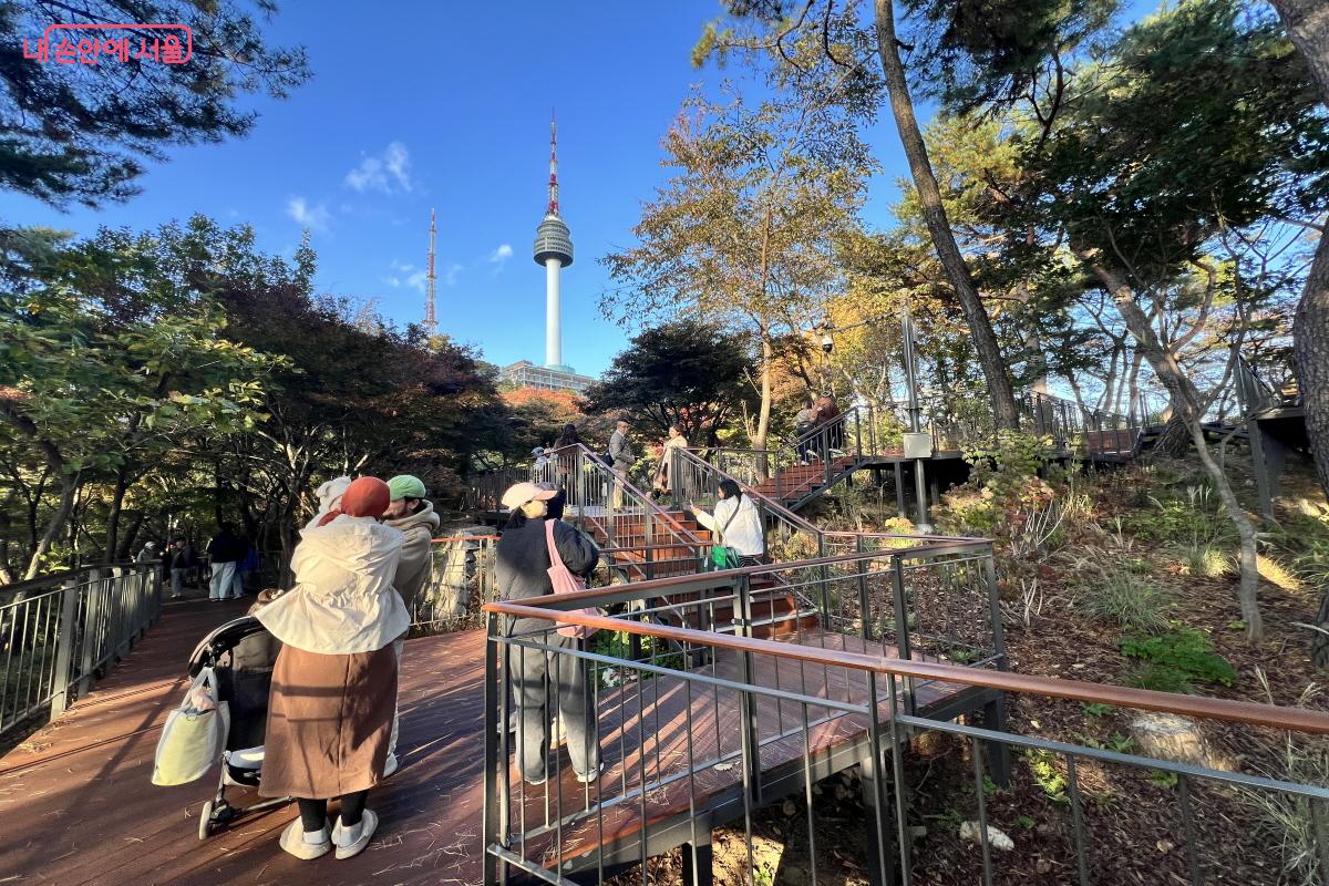 휠체어 및 유모차 방문객은 N서울타워 방향에서 출발해 내려오는 게 훨씬 수월하다. ©박지영