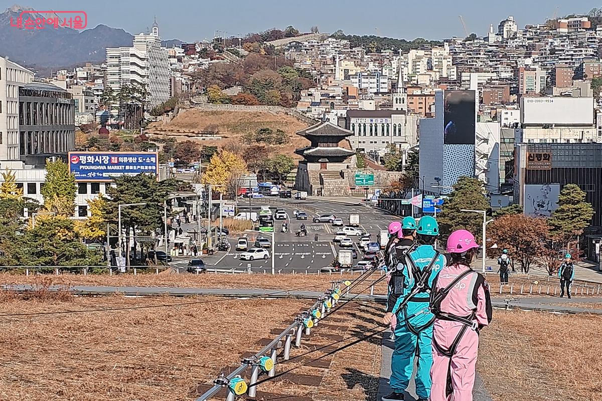 동대문과 낙산 성곽길이 보이는 투어 코스 ©오도연