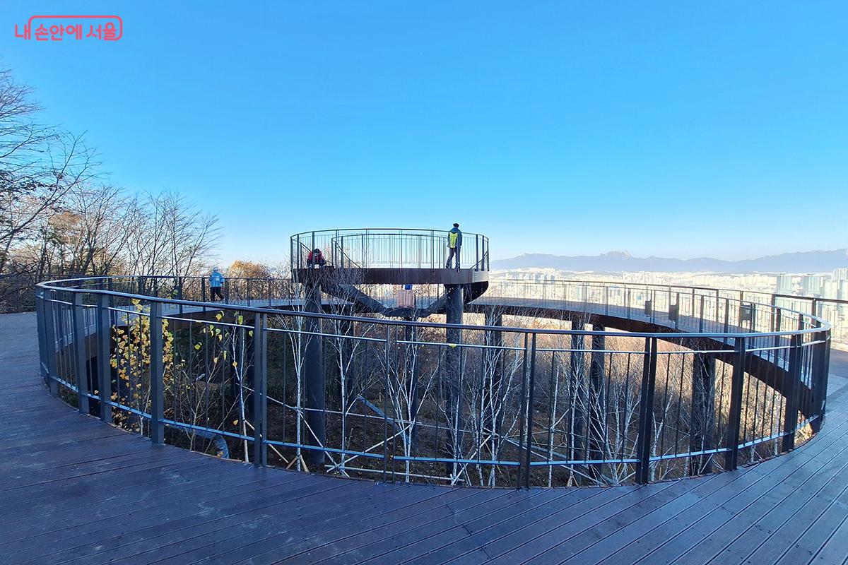 &lsquo;서울둘레길 2.0&rsquo;의 시작을 알리는 공간 혁신의 첫 사례가 용마산 스카이워크다. &copy;이혜숙
