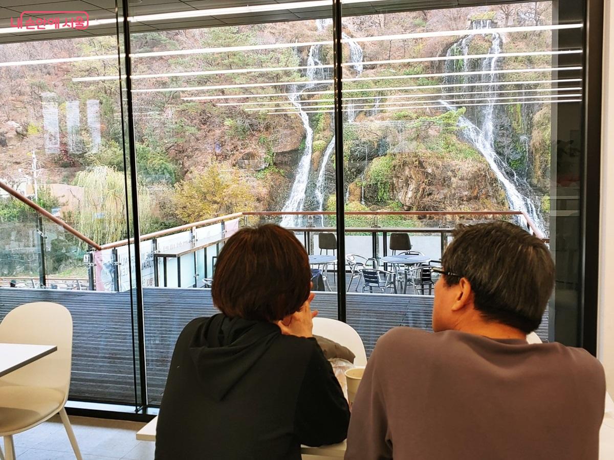 '홍제폭포 복합문화센터' 2 층 카페에는 쌍화커피, 쌍화라떼 등 특색 음료를 판매 중이다. &copy;엄윤주