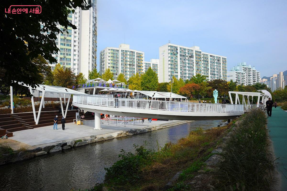 당현천을 가로질러 당현마루 앞에 설치된 ‘달빛 브릿지’는 상계동·중계동 주민들을 이어주는 커뮤니티 공간이 된다. ©조수봉