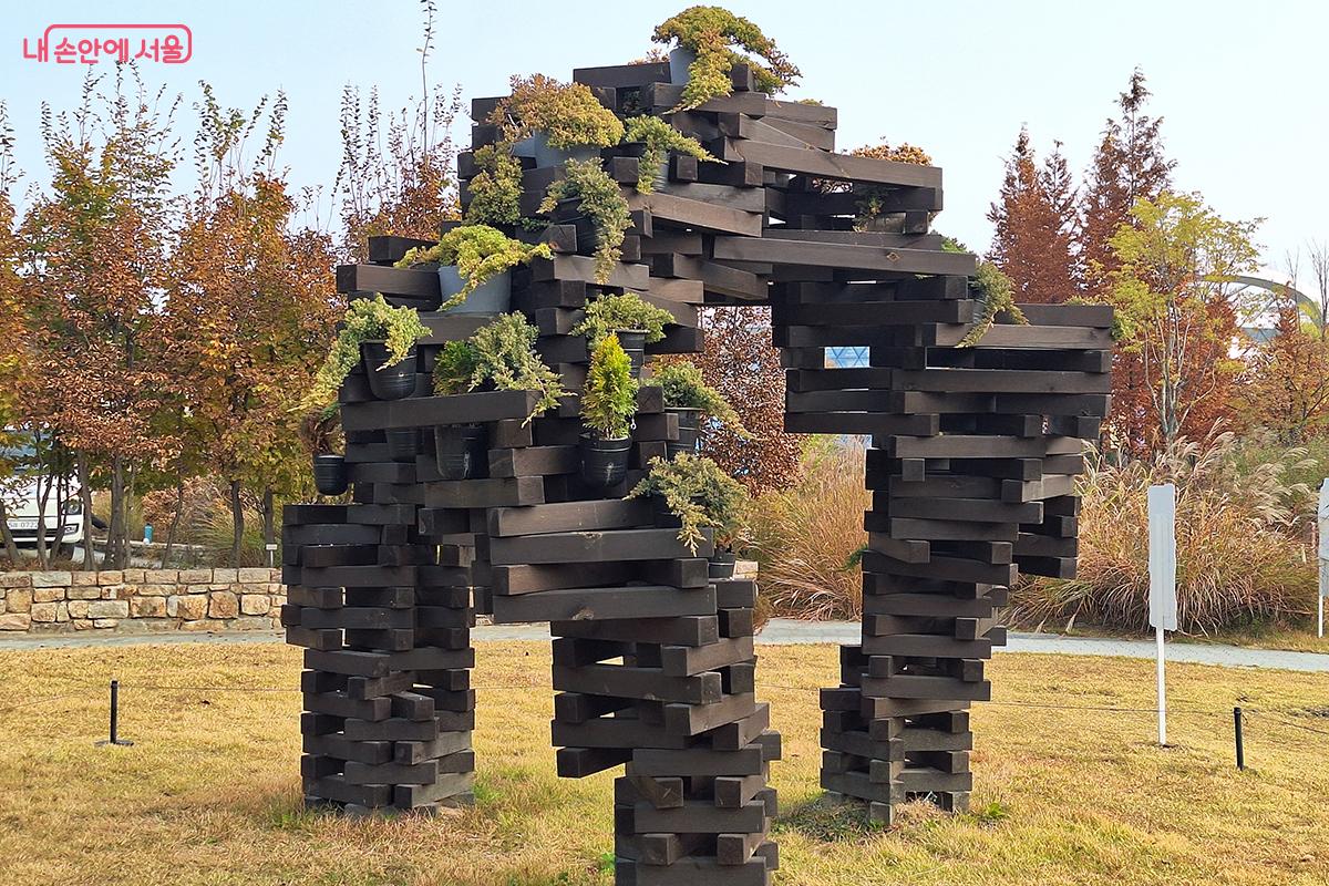 김주현 작가는 자연과 조형미를 탐구하며, 전통과 현대가 어우러진 조각 작품을 선보이는 대표적 조각가이다. ©정향선