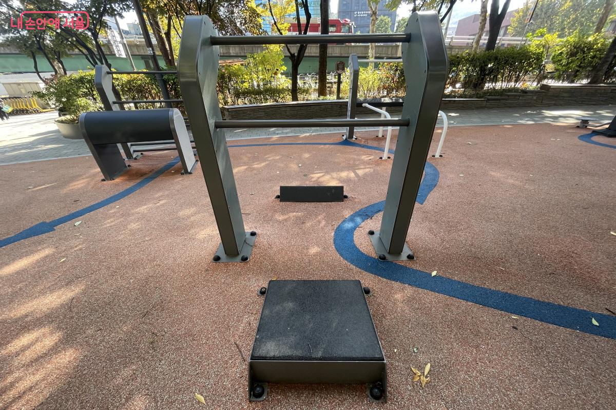 놀이터 바닥에 그려진 화살표를 따라가며 운동하면 된다. ©이정민