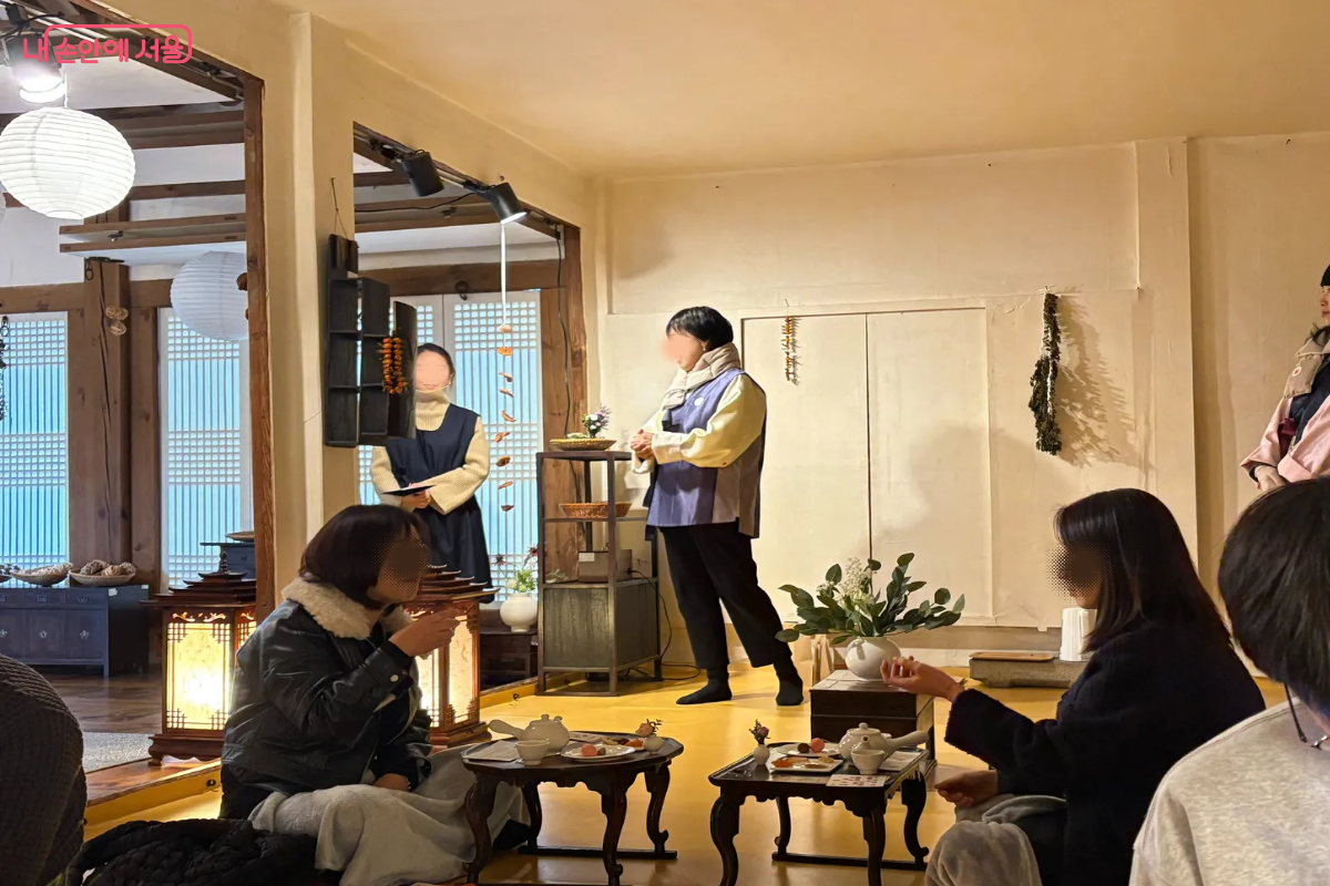 티 테라피 담당자가 사상의학을 바탕으로 사람의 4가지 체질에 대해 설명하고 있다. ©이혜린