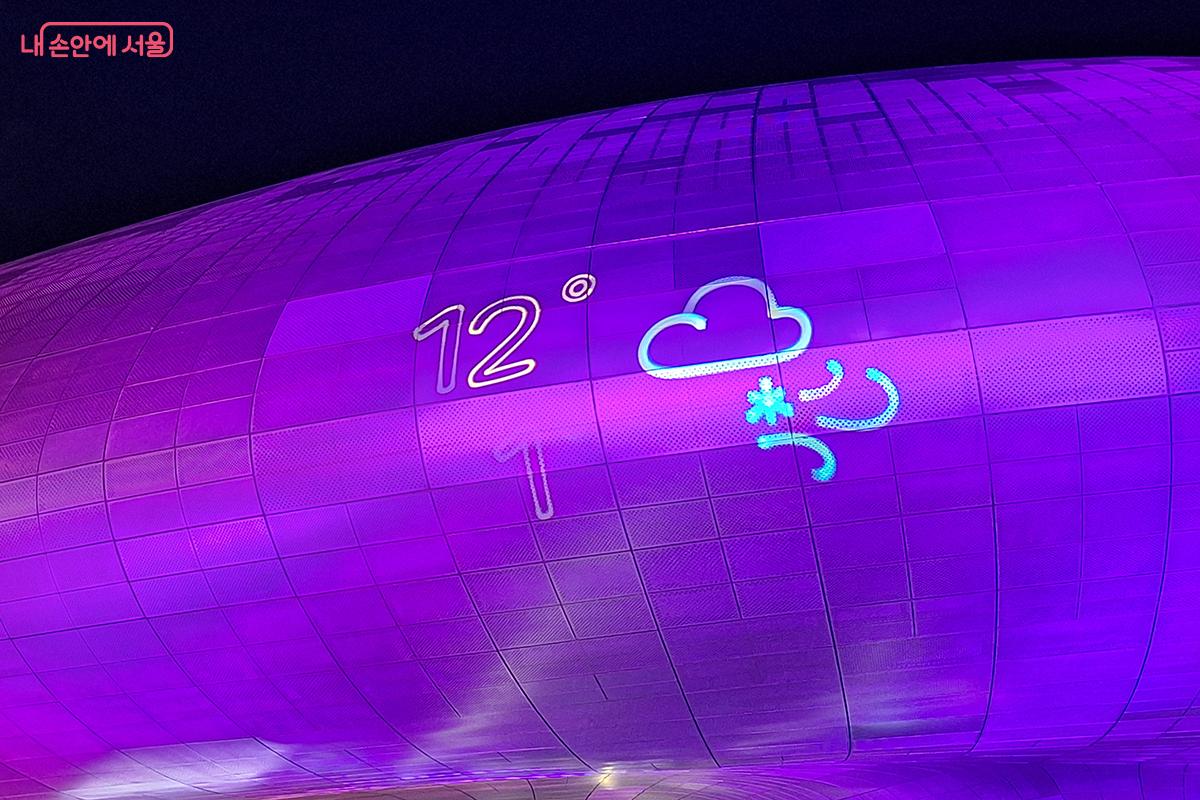 현재 온도를 알려주고 그 온도에 따라 레이저 색깔이 변하면서 시각적 즐거움을 선사한다. &copy;백승훈