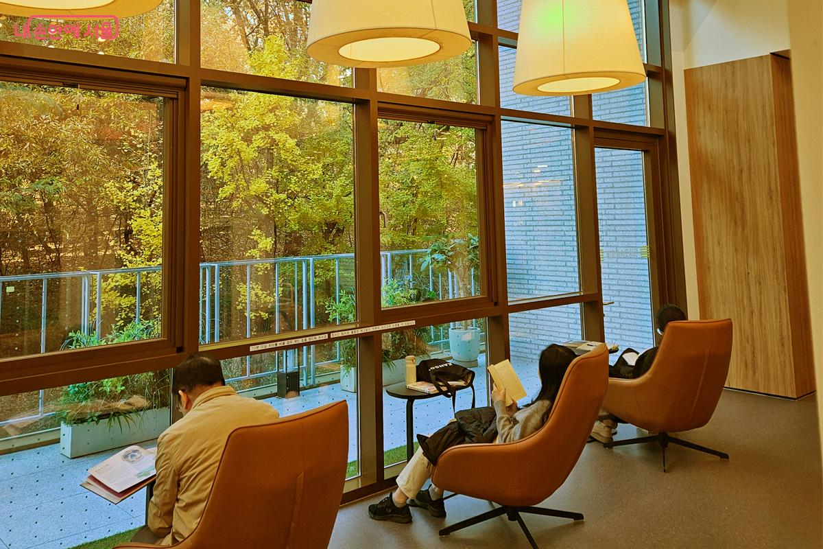 숲뷰 창가에서 책 읽는 시민 &copy;김현진