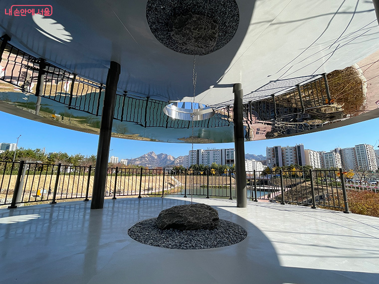 구파발천과 주변 자연경관을 즐길 수 있는 전망파고라
