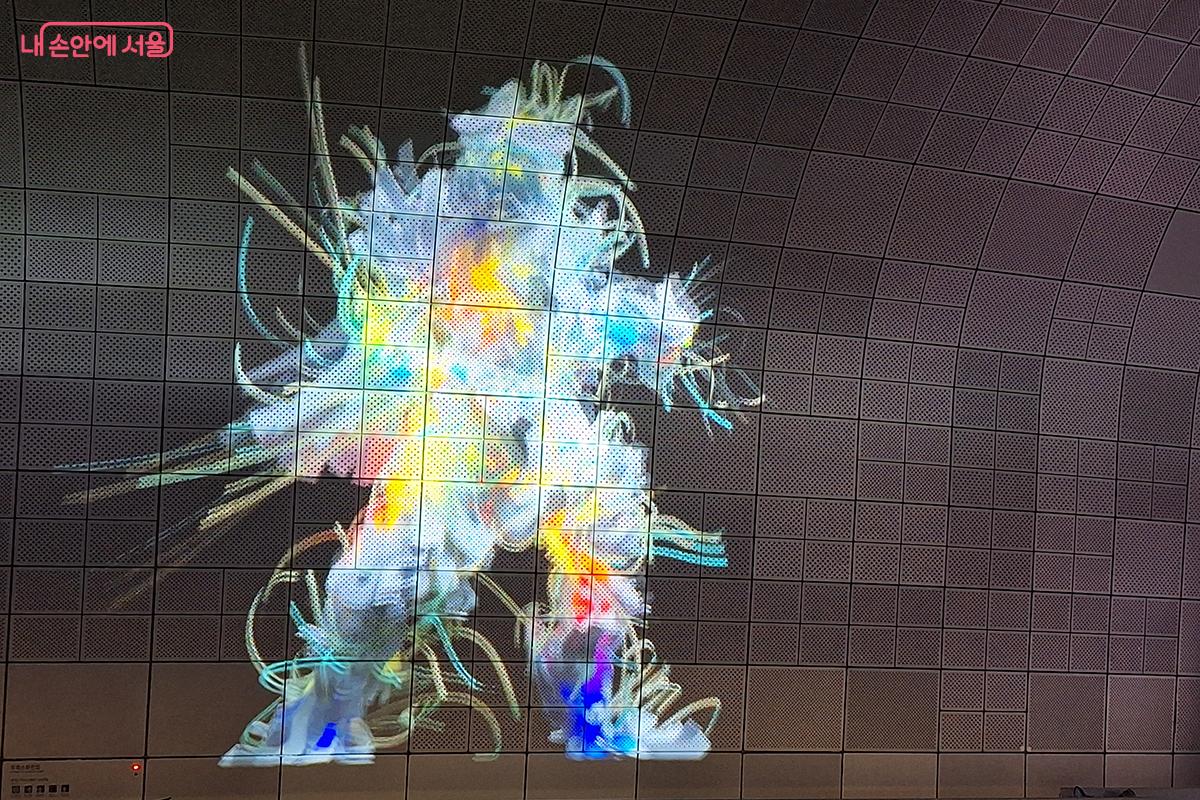 2021년 &lsquo;서울라이트 DDP&rsquo;에서 첫 공개 후 많은 시민의 요청으로 재상영하게 된 작품 &copy;백승훈