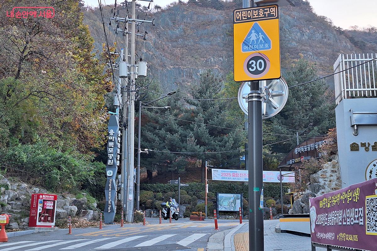 사가정역에서 오르는 길 외에 용마산역에서 용마산체육공원 쪽으로 오르는 길도 있다. &copy;이혜숙