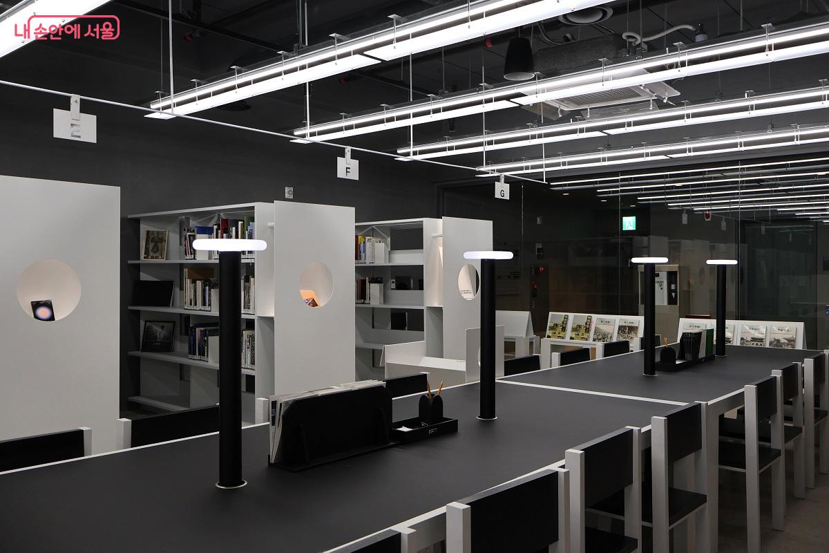 서울시립 사진미술관 4층에 자리한 포토 라이브러리(사진 전문 도서관) ©이봉덕  