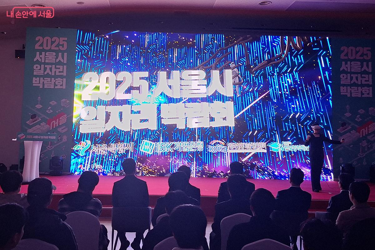 개회식에서 AI를 이용한 VR 퍼포먼스가 진행되어 큰 관심을 끌었다. &copy;백승훈