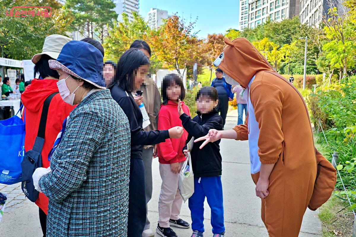 다람쥐 맨을 만나 가위바위보를 해 이기면 경품 티켓을 받을 수 있다. &copy;장승철