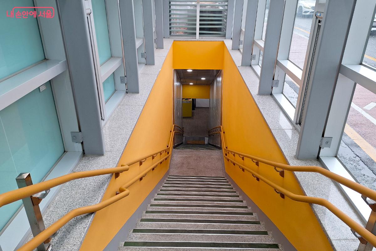 과거 냉전기의 흔적을 품은 여의도 지하벙커로 이어지는 계단은, 조용한 긴장감 속으로 발걸음을 이끈다. ©이혜숙