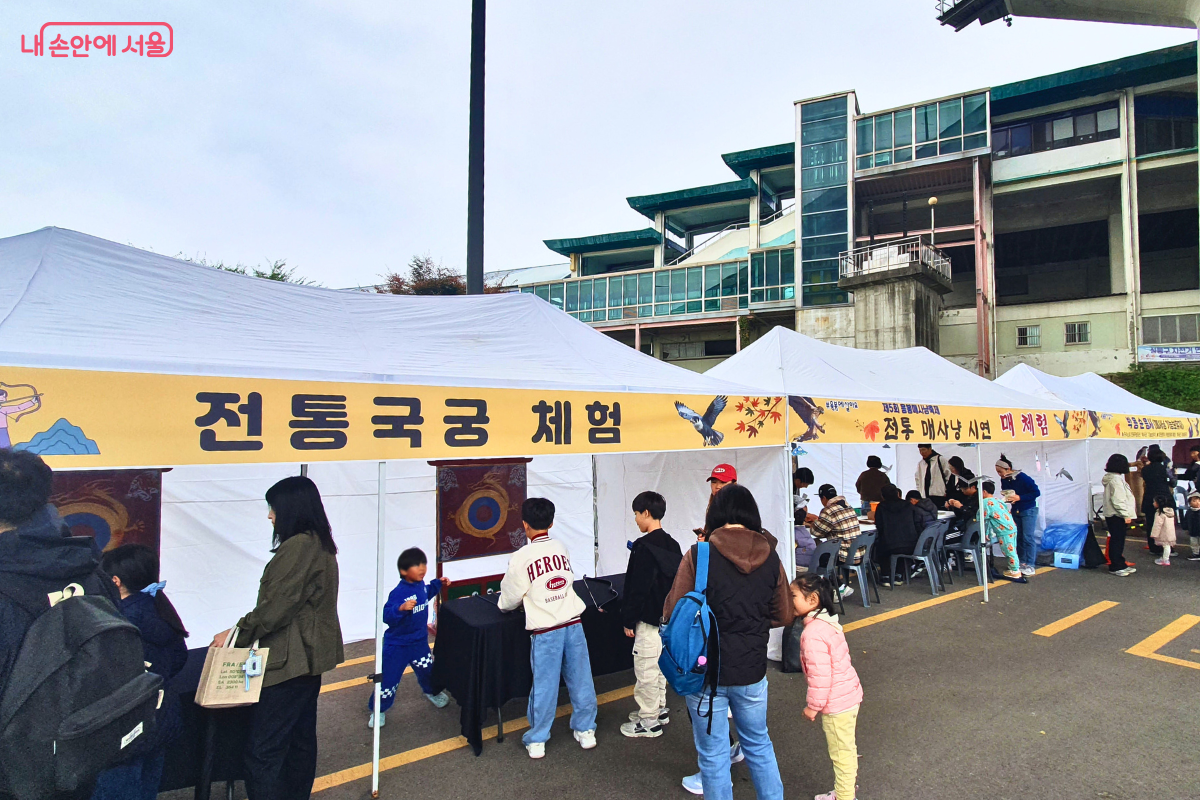 전통 매사냥과 국궁 등 다양한 체험 부스가 마련된 축제장 ©양정화