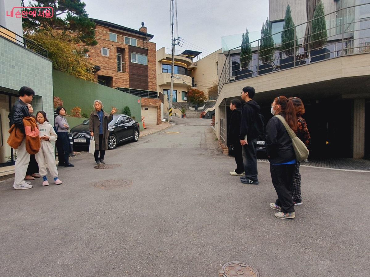 지역별 가이드와 함께 동네를 탐방하며 오래가게의 이야기를 나누는 오래가게 투어 ©엄윤주