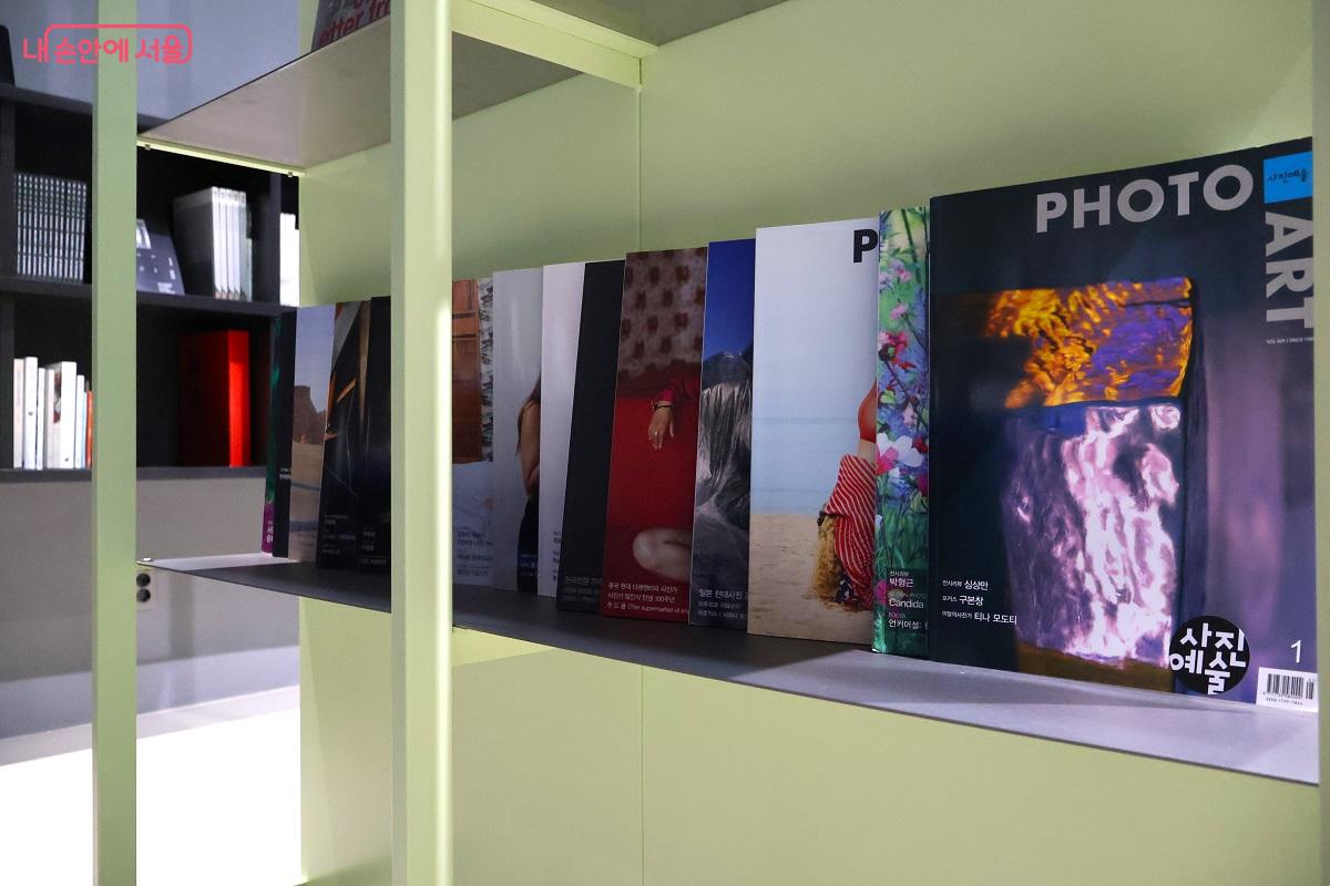 북카페는 커피나 음료를 즐기면서 사진집을 감상할 수 있는 편안한 분위기를 제공한다. ©이봉덕 