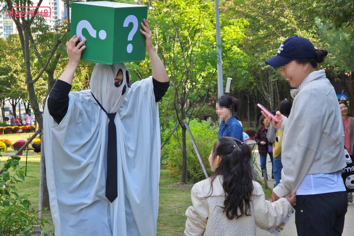 온 가족이 참여하는 즉석 놀이! 물음표 맨을 만나 QR촬영에 성공하면 경품 티켓을 받을 수 있다. &copy;장승철