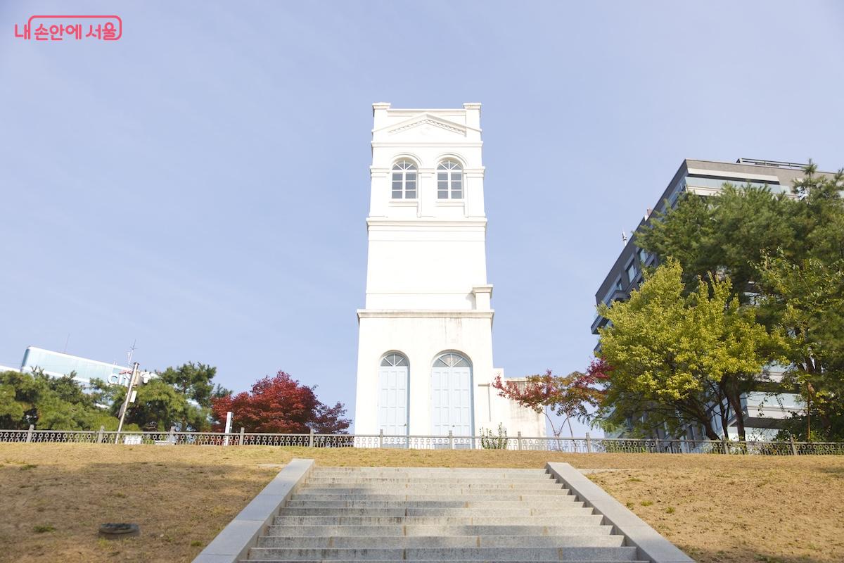 '고종의 길'과 바로 연결 되어 있으며 공원 형태로 되어 있어 중간에 답사하기 좋다. ©임중빈
