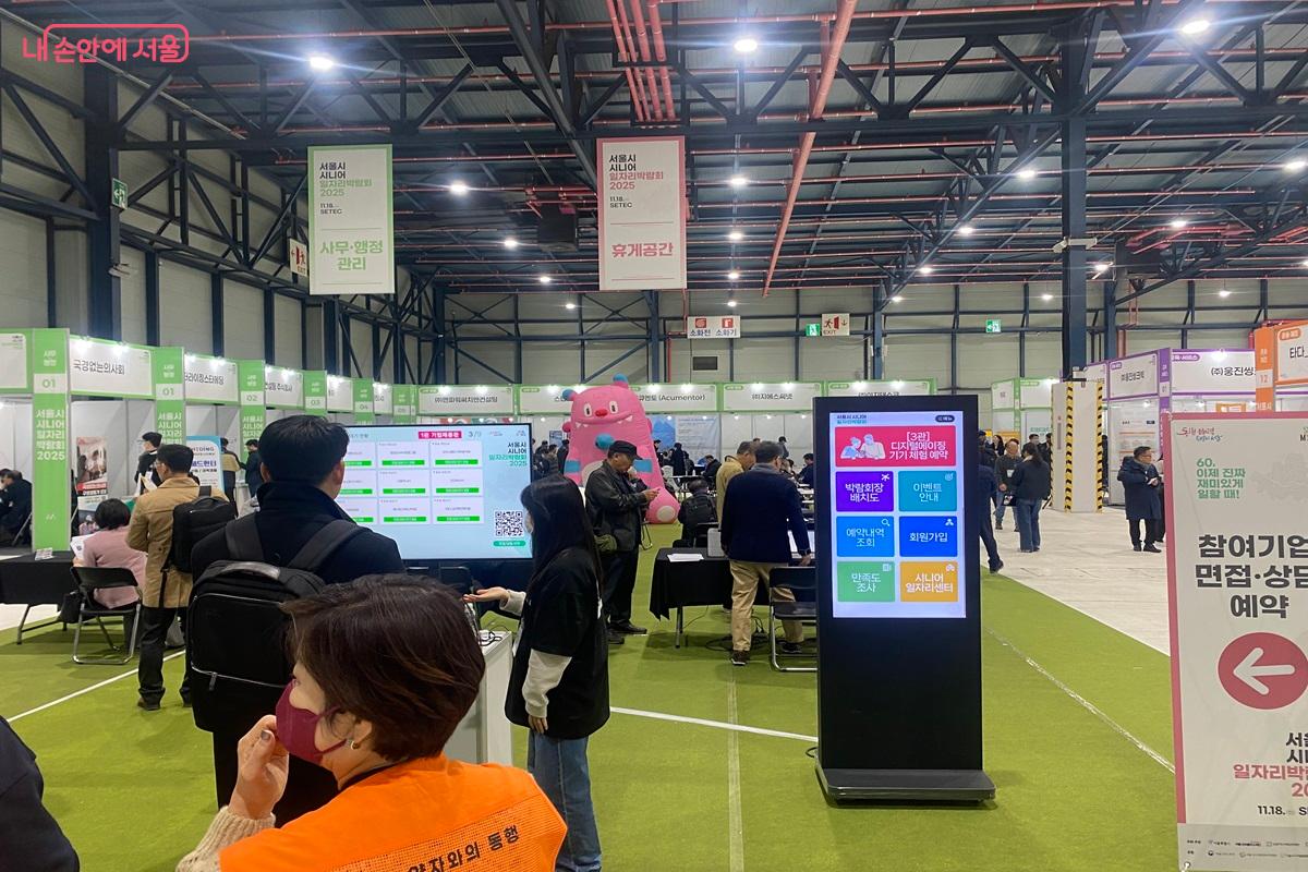 키오스크를 통해 기업 인터뷰 신청을 하는 참가자들 모습 &copy;이근석