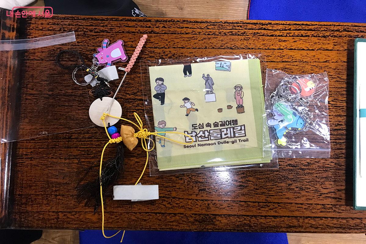 남산 가을소풍 프로그램에 참여해 받은 손수건과 해치와 친구들 키링 ©이정민