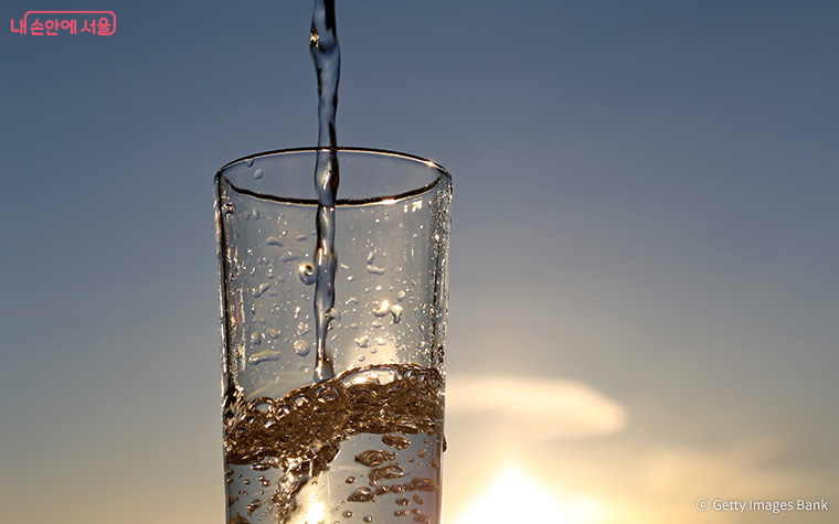 깨끗한 물 공급은 영유아 사망률을 극적으로 개선했다.