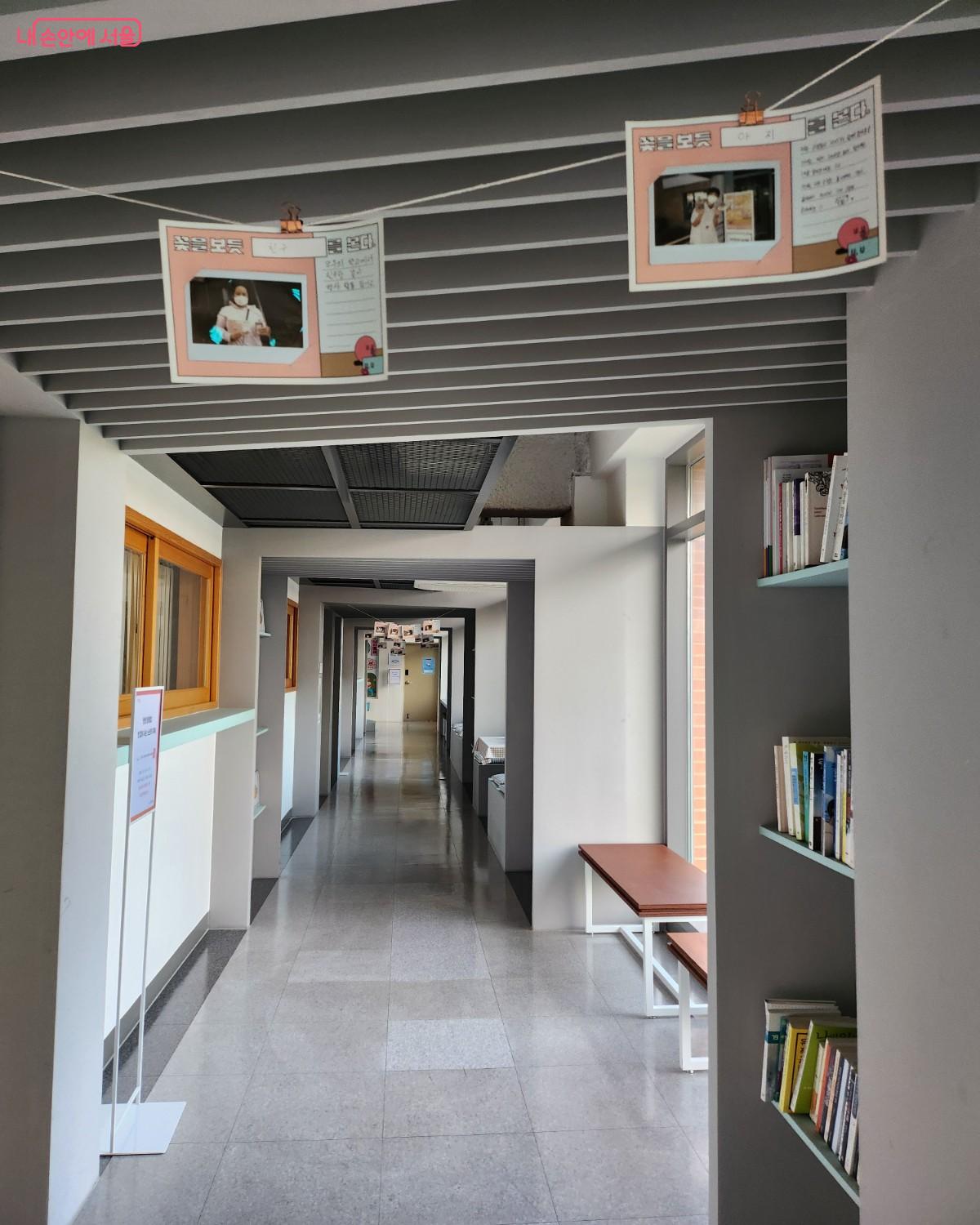 곳곳에 학생들의 그림이 전시된 2층 복도의 모습 &copy;이주영
