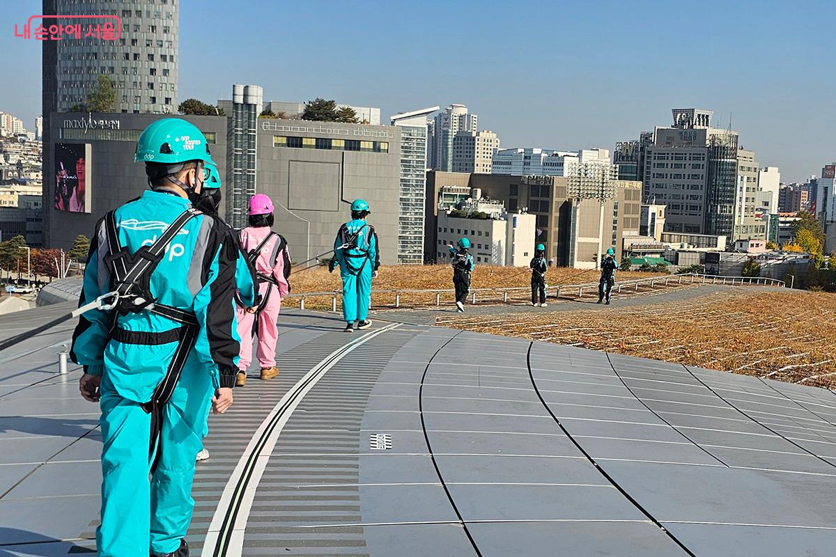 참가자들은 조심스레 걸으며, 건축이 단순한 공간을 넘어 하나의 여행이자 체험이 될 수 있음을 느꼈다. ©문청야