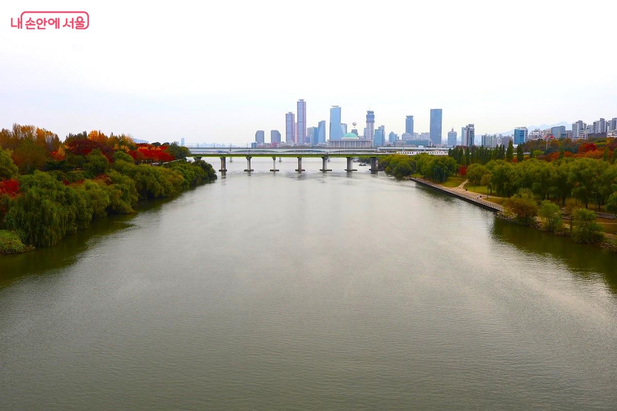 선유교에서 바라본 옅은 구름 속 한강의 가을 풍경, 여의도 좌우로 선유도공원과 양화한강공원이 자리하고 있다. &copy;이봉덕  
