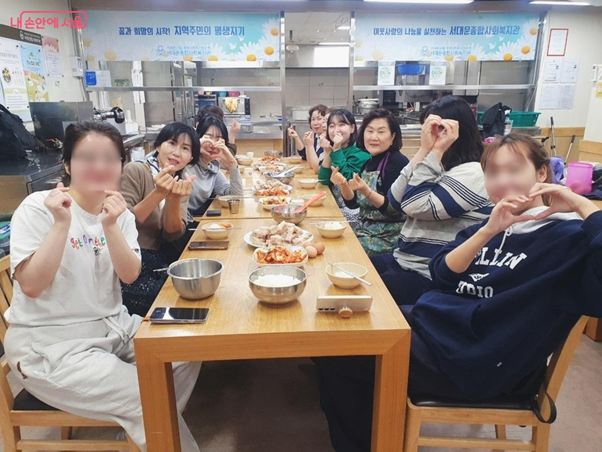 김장 행사 후 차려진 푸짐한 식탁에서 집밥을 함께 나눠먹는 청년들과 주민 봉사단 ©엄윤주