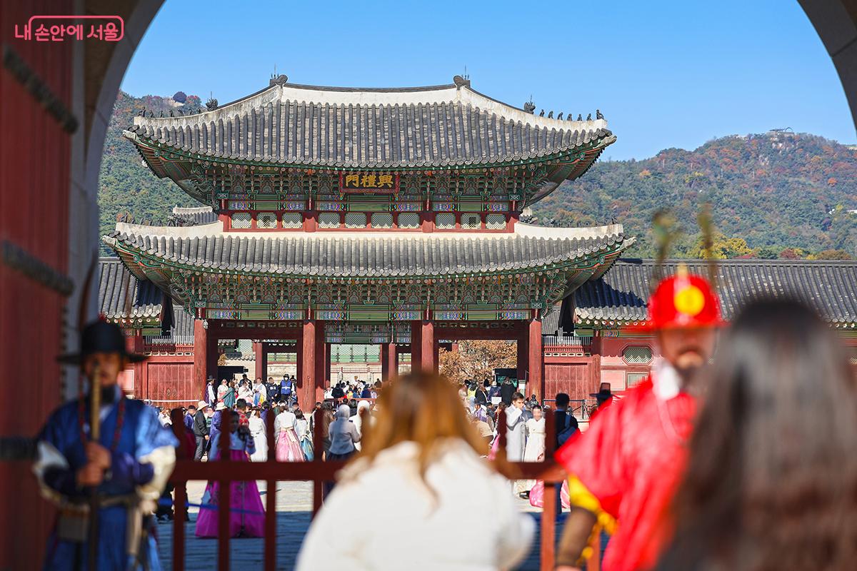 깊어진 가을, 경복궁을 찾은 많은 관광객들을 만날 수 있다. ©김주연