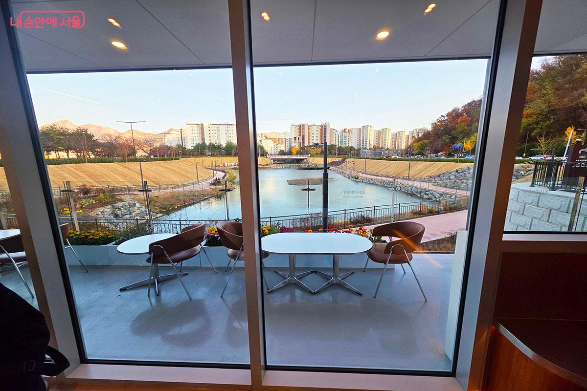 '은평 에피소드' 카페 안에서 내다본 바깥풍경 ©이정민