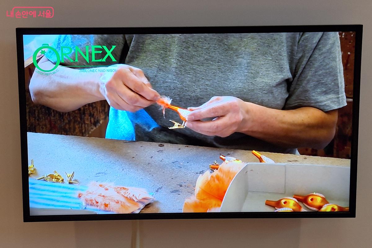 유리 크리스마스 장식의 탄생 배경과 산업 변화사를 조명한다. &copy;이혜숙