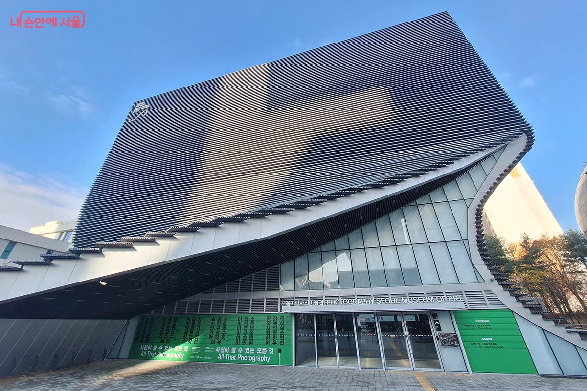 이번 전시는 사진을 예술적 사유와 실험의 핵심 매체로 바라보는 대규모 기획전이며, 한국 사진 작가들이 구축한 성과를 연도별로 보여주는 귀중한 기록으로 기억될 것 같다. ©백승훈