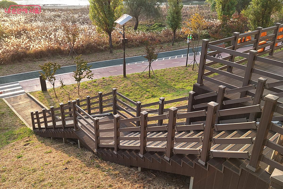 나무로 만든 계단은 운동을 하기에도 안성맞춤이다. ©이혜숙