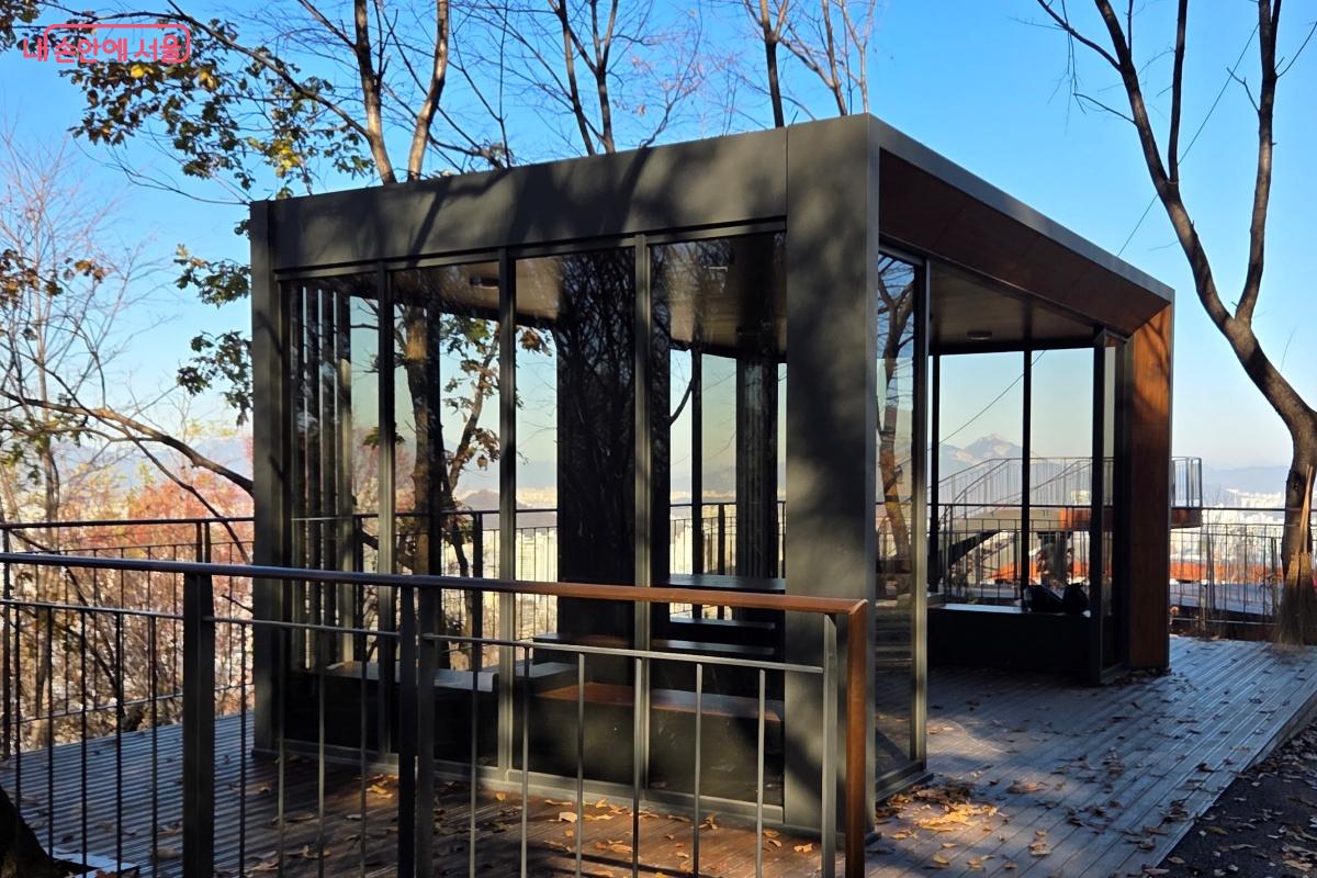 ‘하늘명상쉼터’가 보이고, ‘용마산 스카이워크’가 나타난다. ©김미선