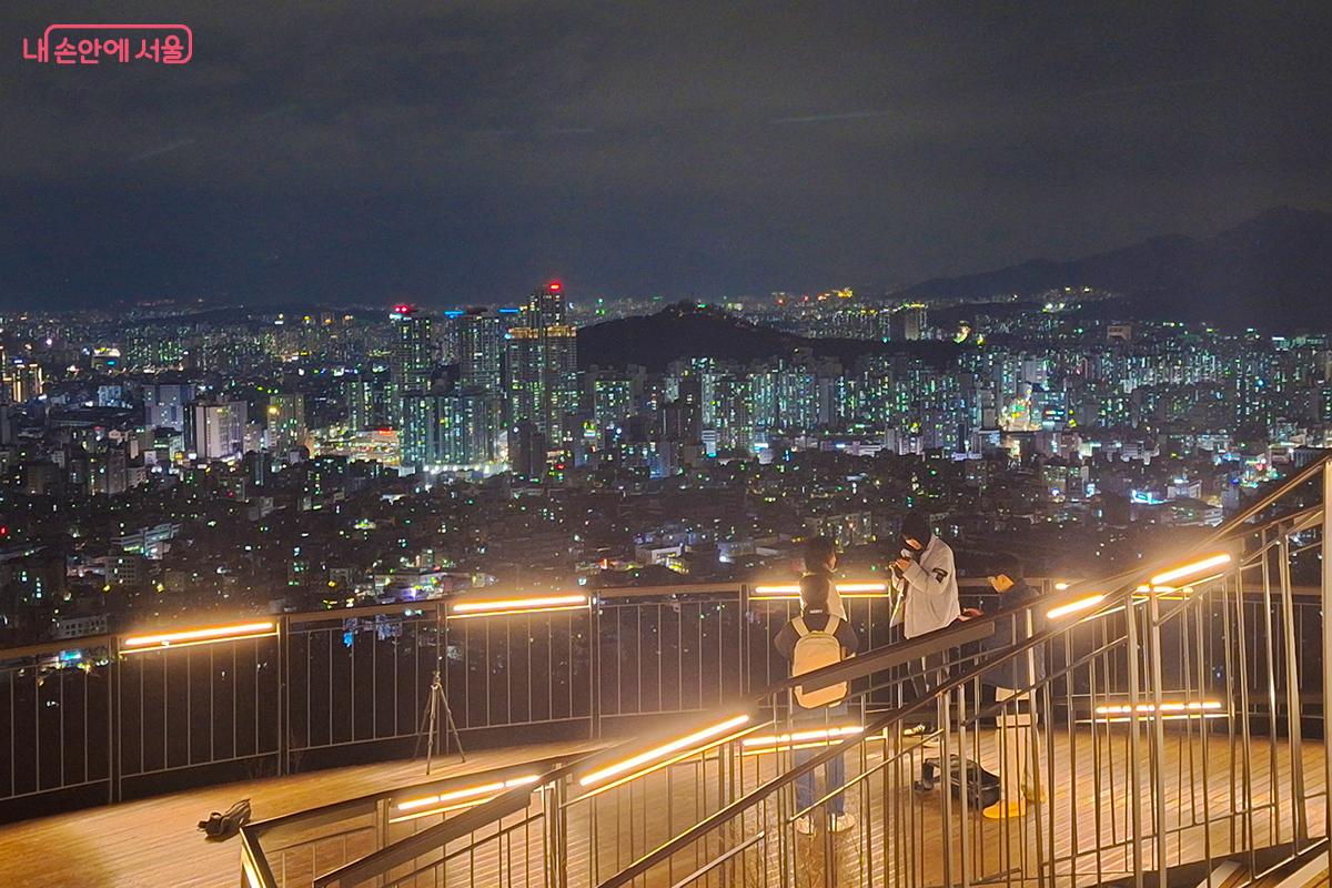 용마산에서 바라본 서울의 야경이 마치 밤하늘의 은하수가 땅으로 내려앉은 듯하다. ©백승훈