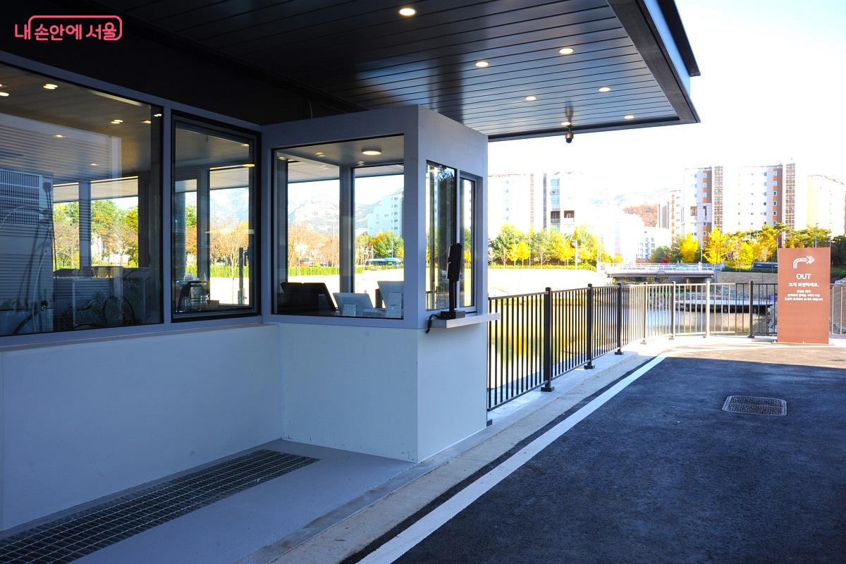 주문 상품을 받고 출차를 하면 통일로와 연결된다. ⓒ조수봉